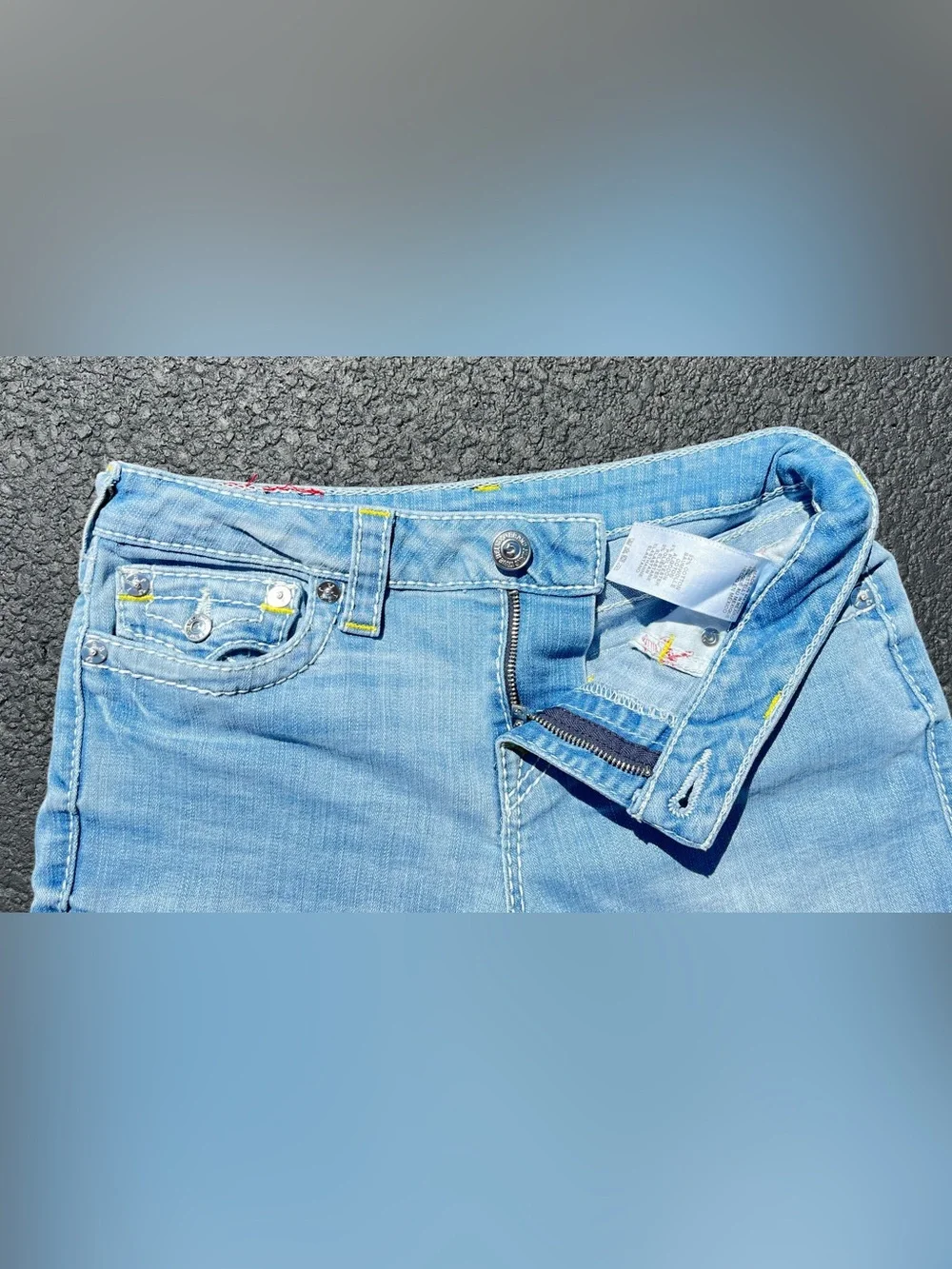 True Religion Light-Wash Denim Cutoff Shorts Frayed Raw-edge Hems Size 28